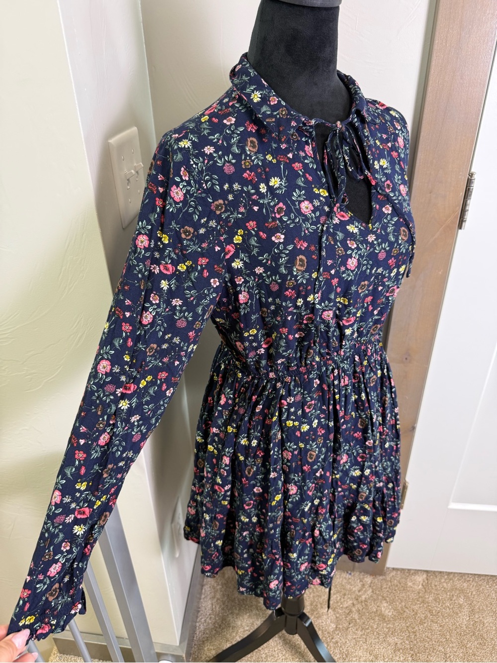 Yumi Navy Floral Lined Long Sleeve Dress Tie Neck Ruffle Pleated Mini Short L/10 - Picture 4 of 10